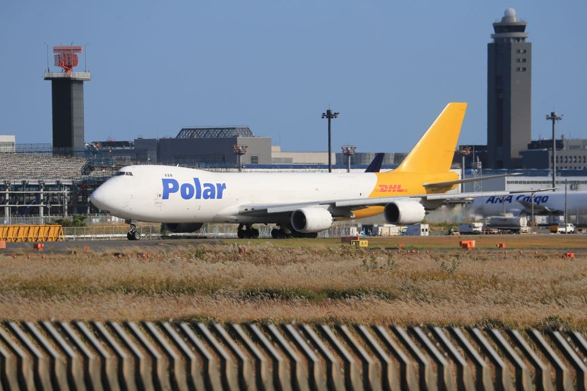 Air vs Ocean Freight: Weighing the Costs and Benefits for Importers